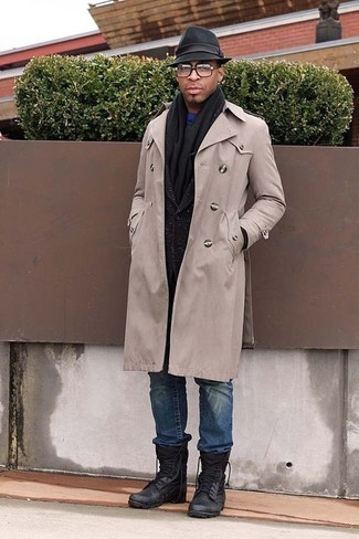 Как носить синие джинсы с синим свитером с круглым вырезом мужчине