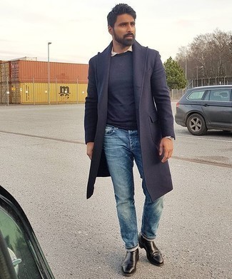 Как носить синие джинсы с синим свитером с круглым вырезом мужчине