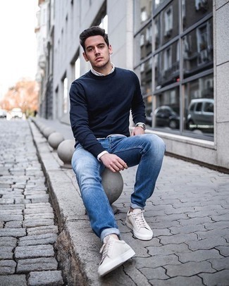 Как носить синие джинсы с синим свитером с круглым вырезом мужчине