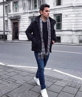 Как носить синие джинсы с синим свитером с круглым вырезом мужчине