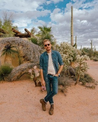 Как носить синие джинсы с синей джинсовой рубашкой мужчине