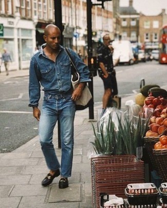 Как носить синие джинсы с синей джинсовой рубашкой мужчине