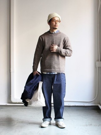 Как носить синие джинсы с коричневым свитером с круглым вырезом мужчине