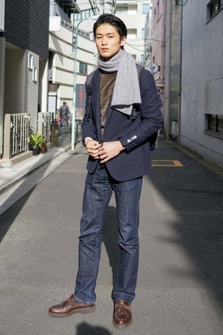 Как носить синие джинсы с коричневым свитером с круглым вырезом мужчине