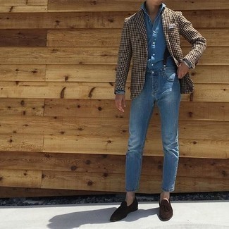 Как носить синие джинсы с коричневым пиджаком с узором "гусиные лапки" мужчине