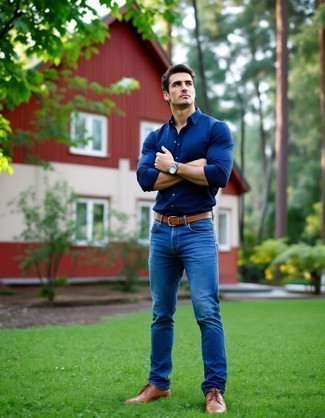 Как носить синие джинсы с коричневыми кожаными брогами