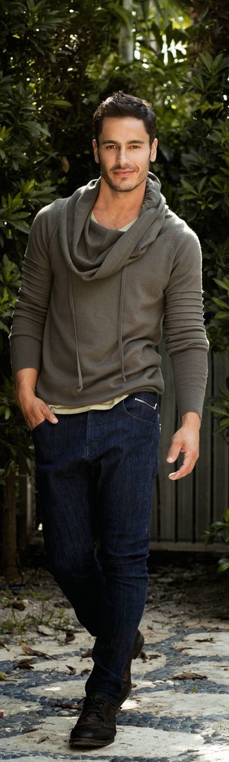 Как носить синие джинсы с коричневыми кожаными брогами