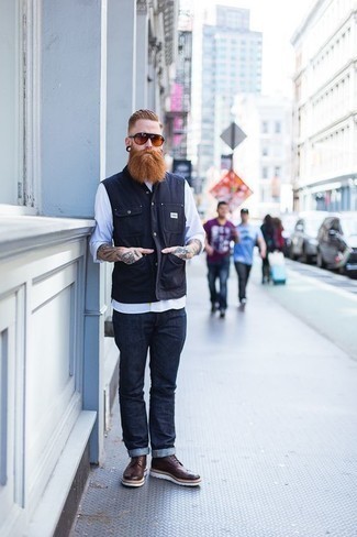 Как носить синие джинсы с коричневыми кожаными брогами