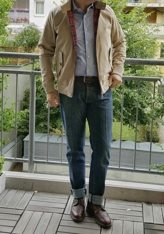 Как носить синие джинсы с коричневыми кожаными брогами