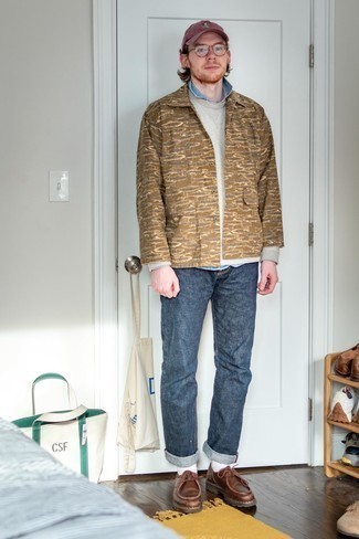 Как носить синие джинсы с коричневыми кожаными ботинками дезертами