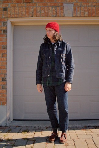 Как носить синие джинсы с коричневыми кожаными ботинками дезертами