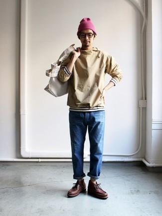 Как носить синие джинсы с коричневыми кожаными ботинками дезертами