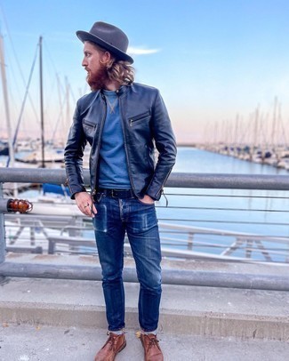 Как носить синие джинсы с коричневыми кожаными ботинками дезертами