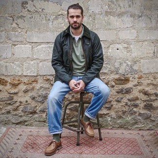 Как носить синие джинсы с коричневыми кожаными ботинками дезертами