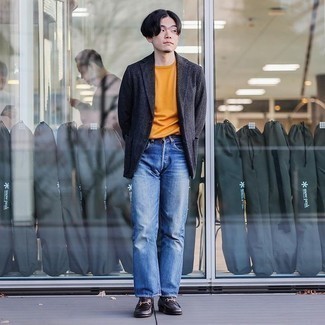 Как носить синие джинсы с коричневыми кожаными лоферами мужчине