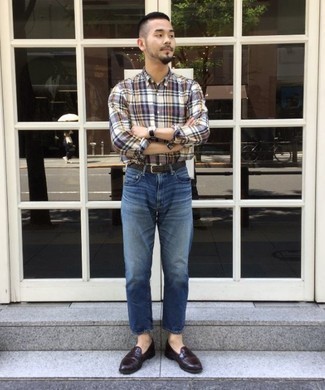 Как носить синие джинсы с коричневыми кожаными лоферами мужчине