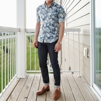 Как носить синие джинсы с коричневыми кожаными лоферами мужчине