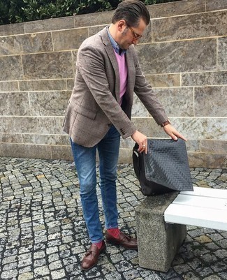 Как носить синие джинсы с коричневыми кожаными лоферами мужчине