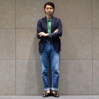 Как носить синие джинсы с коричневыми кожаными лоферами мужчине