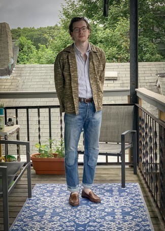 Как носить синие джинсы с коричневыми кожаными лоферами мужчине