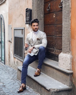 Как носить синие джинсы с коричневыми кожаными лоферами мужчине