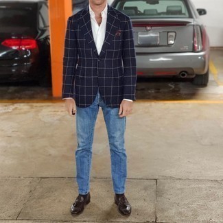 Как носить синие джинсы с коричневыми кожаными лоферами мужчине