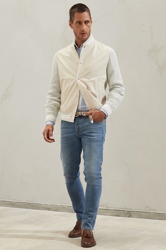 Как носить синие джинсы с коричневыми кожаными лоферами мужчине