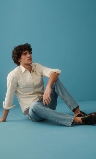 Как носить синие джинсы с коричневыми кожаными лоферами мужчине