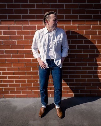 Как носить синие джинсы с коричневыми кожаными лоферами мужчине