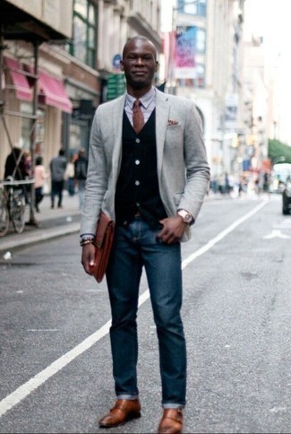 Как носить синие джинсы с коричневыми кожаными монками