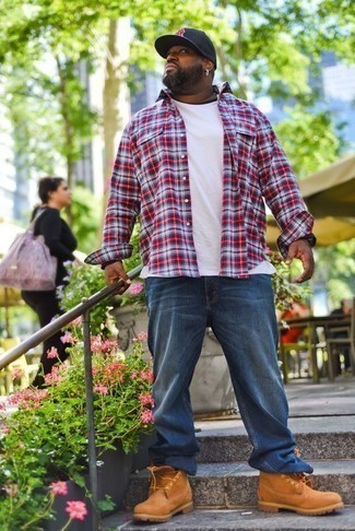 Как носить синие джинсы с коричневыми кожаными рабочими ботинками мужчине