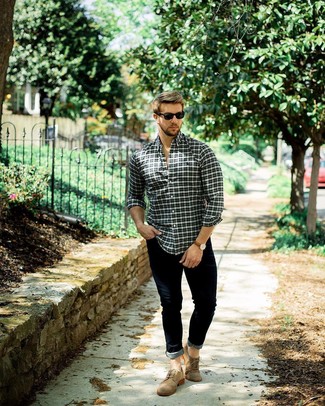 Как носить синие джинсы с коричневыми замшевыми брогами