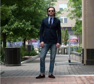 Как носить синие джинсы с коричневыми замшевыми лоферами мужчине