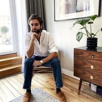 Как носить синие джинсы с коричневыми замшевыми лоферами мужчине