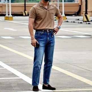 Как носить синие джинсы с коричневыми замшевыми лоферами мужчине