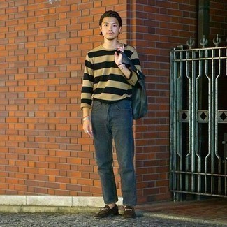 Как носить синие джинсы с коричневыми замшевыми лоферами мужчине