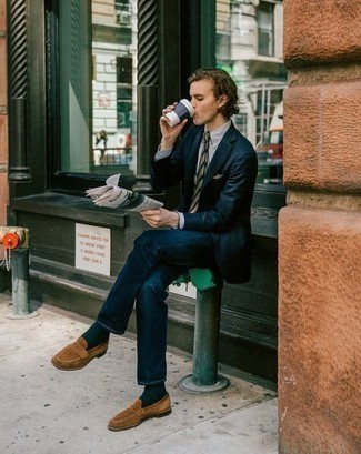 Как носить синие джинсы с коричневыми замшевыми лоферами мужчине