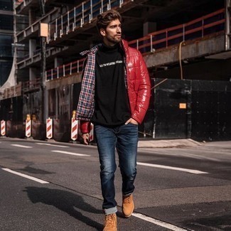 Как носить синие джинсы с коричневыми замшевыми рабочими ботинками мужчине