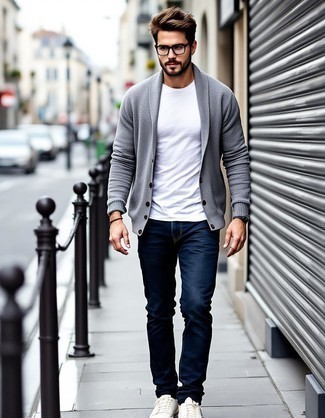 Какие кардиганы носить с синими джинсами мужчине