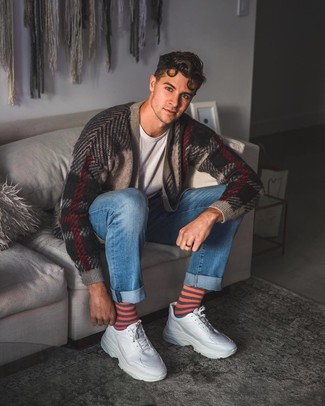 Какие кардиганы носить с синими джинсами мужчине