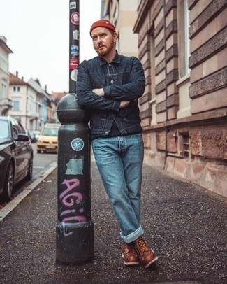 Какие повседневные ботинки носить с синими джинсами мужчине