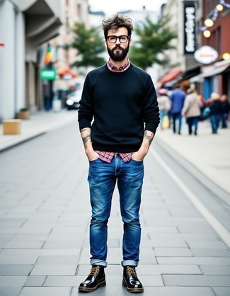 Какие повседневные ботинки носить с синими джинсами мужчине