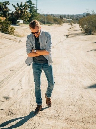 Какие повседневные ботинки носить с синими джинсами мужчине