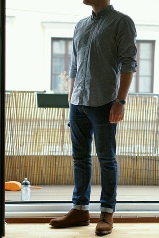 Какие повседневные ботинки носить с синими джинсами мужчине