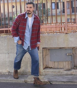 Какие повседневные ботинки носить с синими джинсами мужчине