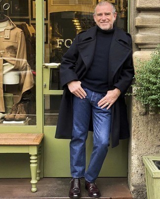 Какие повседневные ботинки носить с синими джинсами мужчине