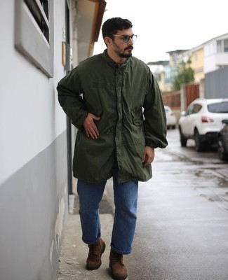 Какие повседневные ботинки носить с синими джинсами мужчине