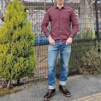 Какие повседневные ботинки носить с синими джинсами мужчине