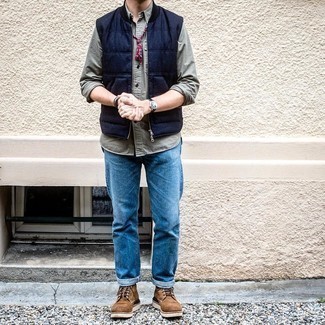 Какие повседневные ботинки носить с синими джинсами мужчине