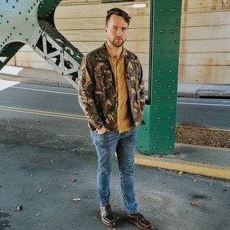 Какие повседневные ботинки носить с синими джинсами мужчине